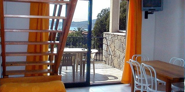 Residence Maina Cargèse Corsica Frankrijk appartement 6 personen terras