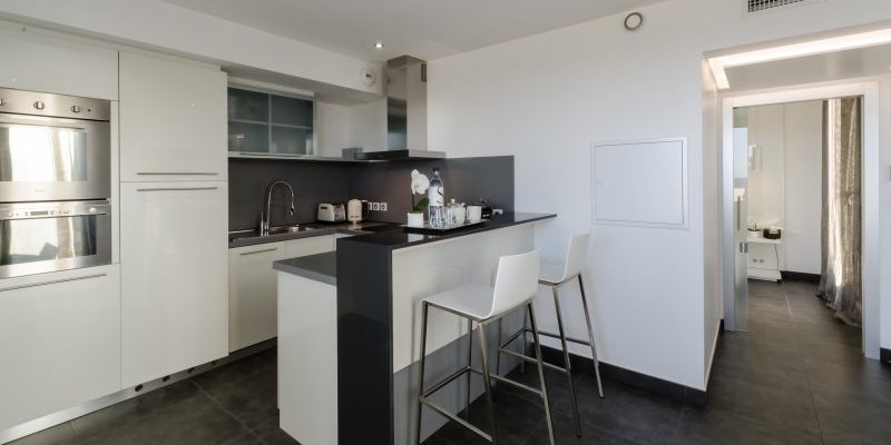 Residence L’Amiral Ile Rousse Corsica Frankrijk appartement Belem keuken bar