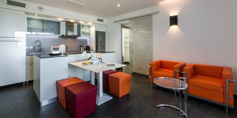 Residence L’Amiral Ile Rousse Corsica Frankrijk appartement Penduick keuken eettafel woonkamer salon