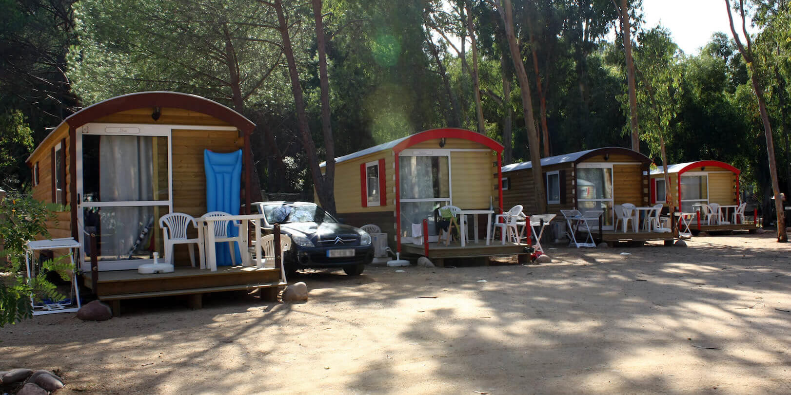Camping La Pinede Calvi Balagne Corsica Frankrijk roulottes woonwagens pipo-wagens close up