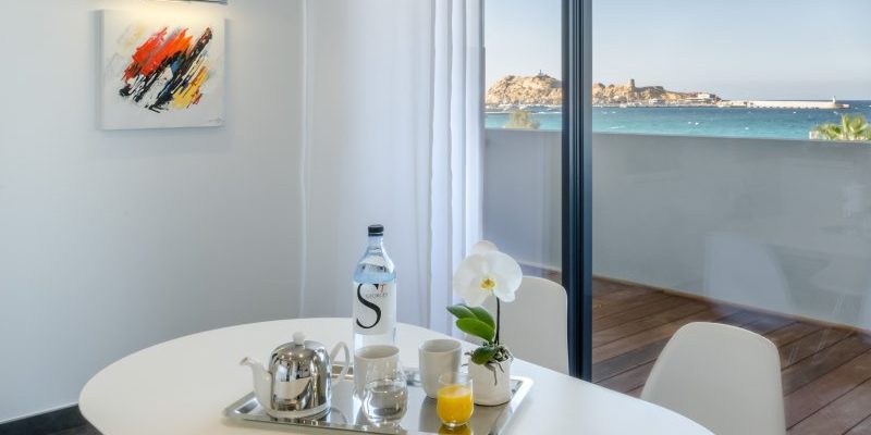 Residence L’Amiral Ile Rousse Corsica Frankrijk appartement Manureva salon balkon zeezicht