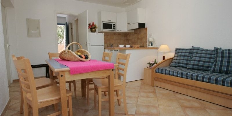 Residence Cala Bianca Borgo Lido de la Marana Corsica Frankrijksalon eethoek kitchenette slaapbank