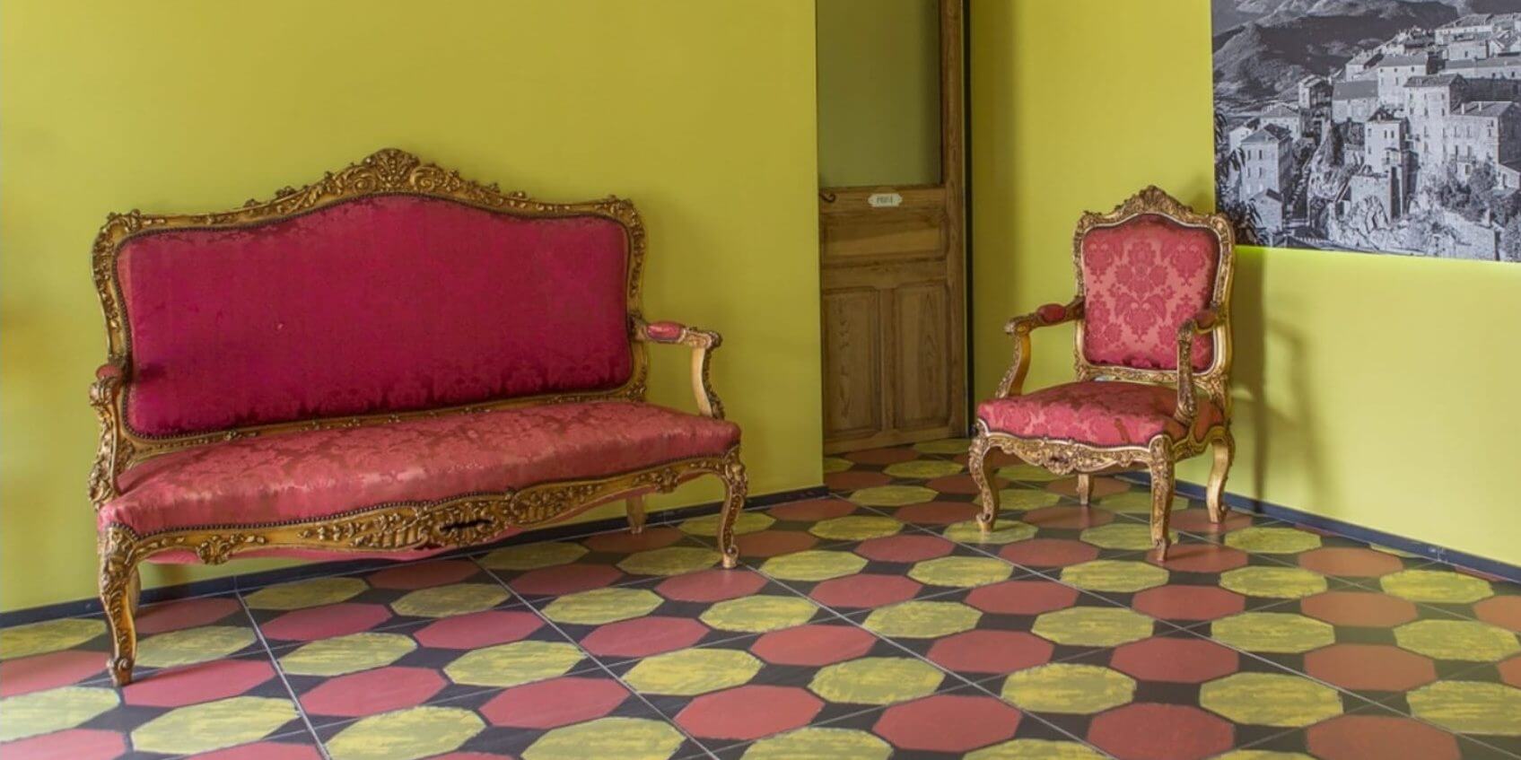 Hotel Rossi Sartène Corsica Frankrijk salon kleurrijk