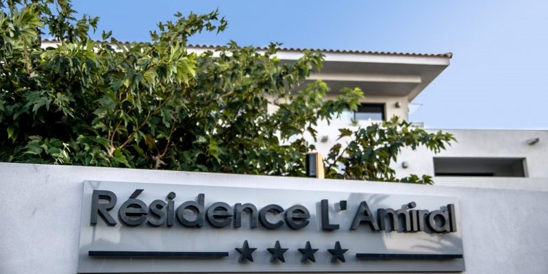 Residence L’Amiral Ile Rousse Corsica Frankrijk entree façade