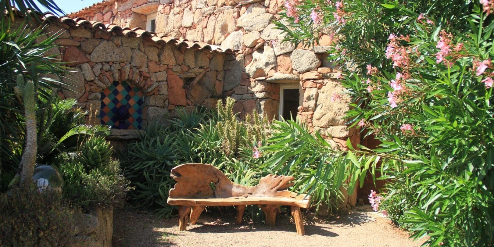 Ferme Auberge Domaine de Piscia Figari Corsica Frankrijk bakje hout natuur sfeer