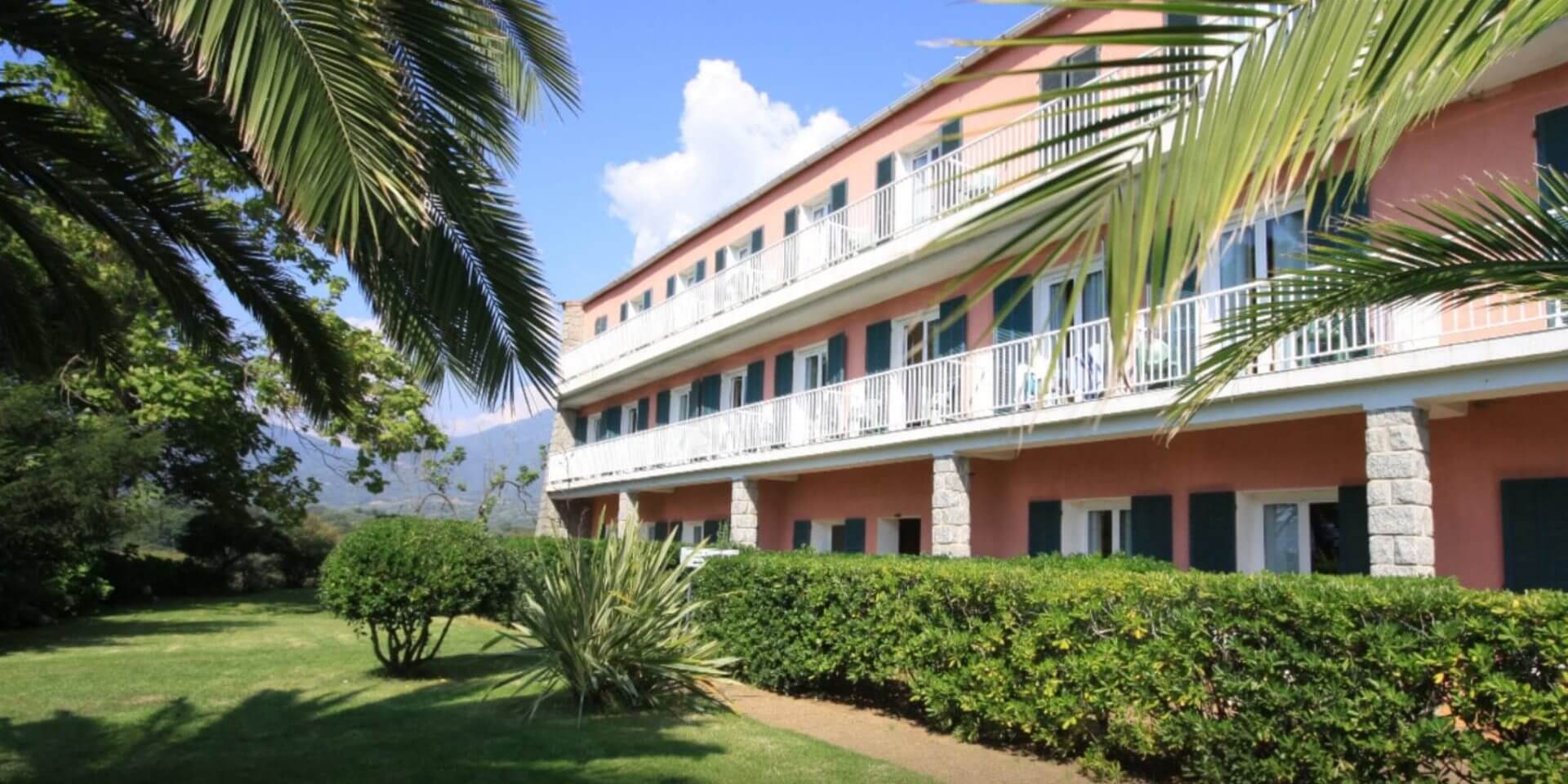 Hotel Arcu di Sole Propriano Corsica Frankrijk achterzijde park balkons