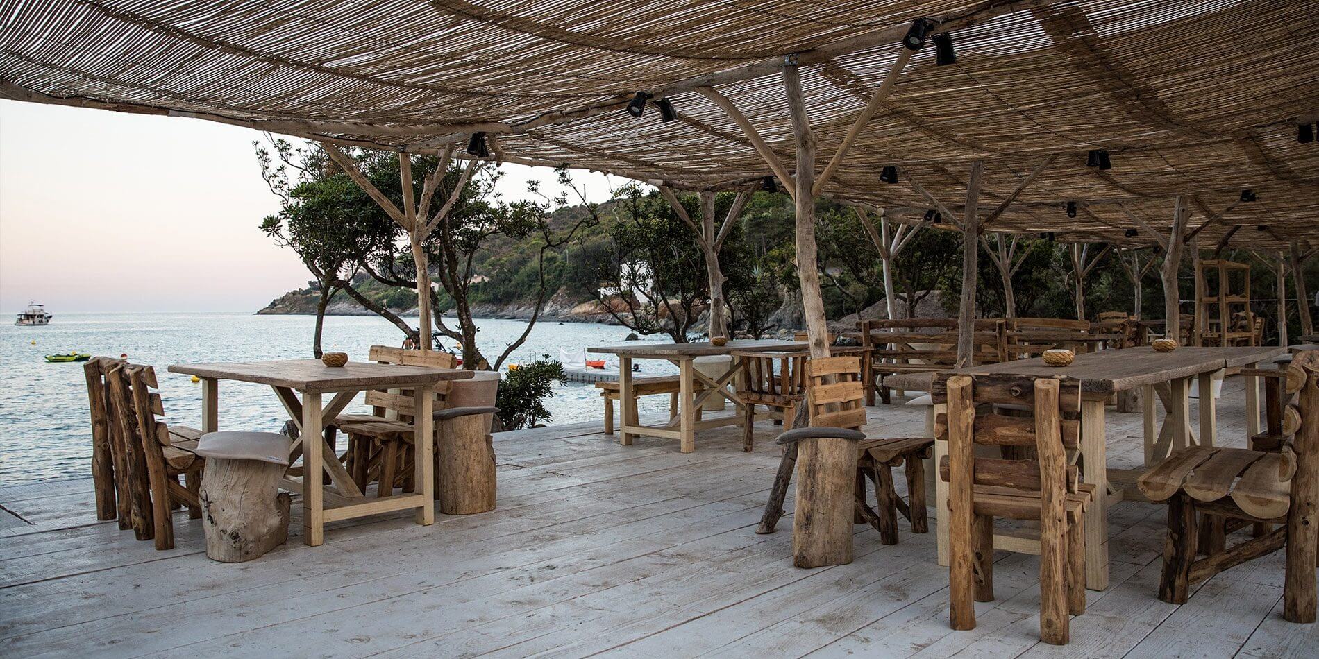 Hotel Misincu Cagnano Cap Corse Corsica Frankrijk beach club terras zonwering zonsondergang