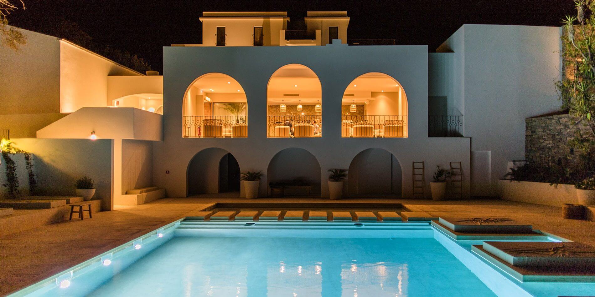 Hotel Misincu Cagnano Cap Corse Corsica Frankrijk zwembad avond