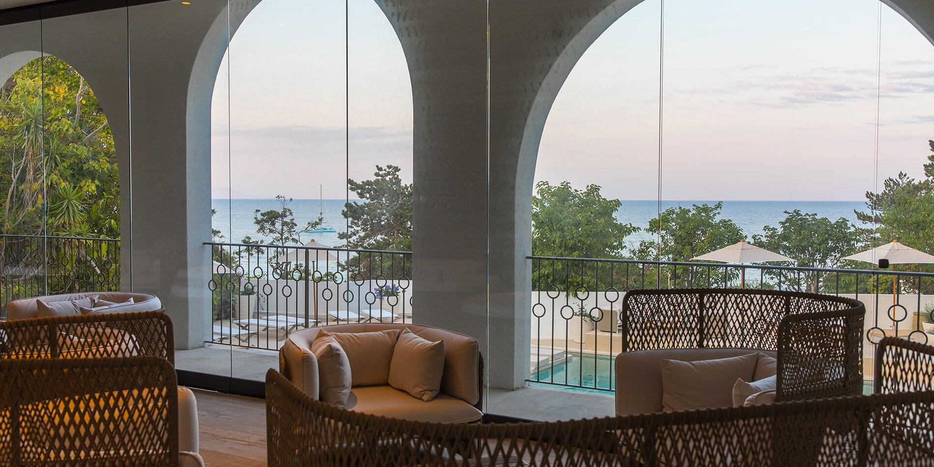 Hotel Misincu Cagnano Cap Corse Corsica Frankrijk lounge rotan uitzicht zee