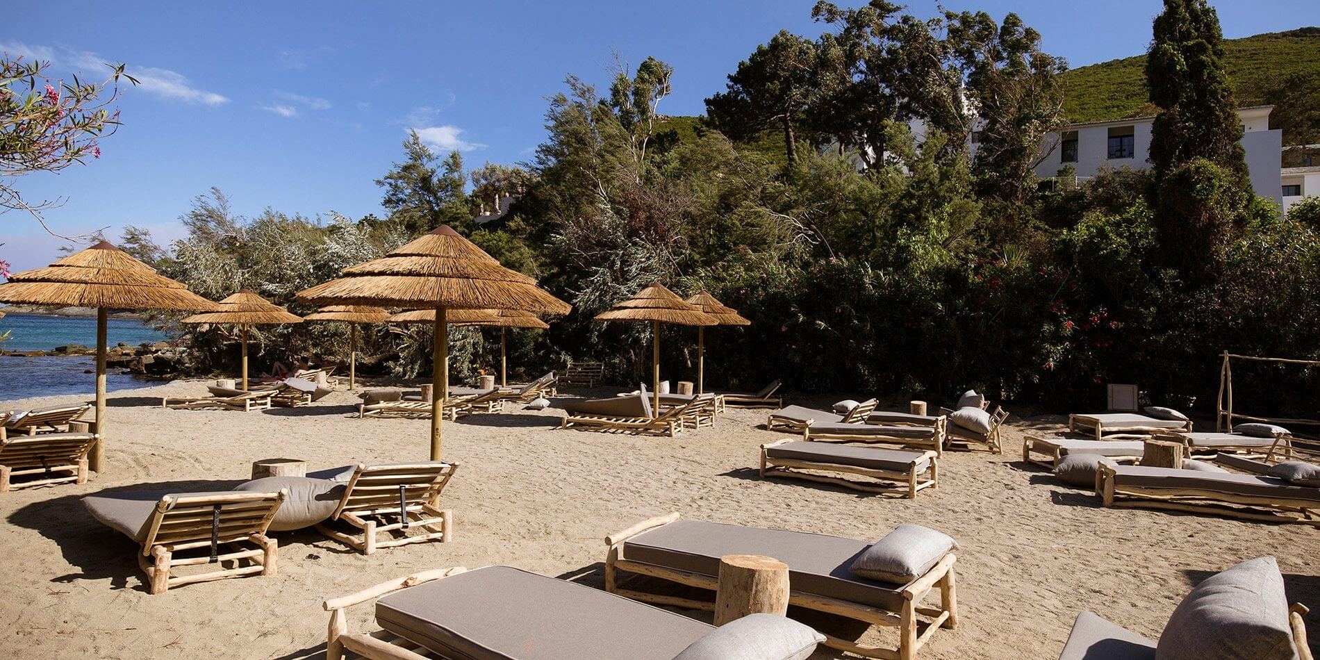 Hotel Misincu Cagnano Cap Corse Corsica Frankrijk privéstrand parasols zee ligbedden paillottes