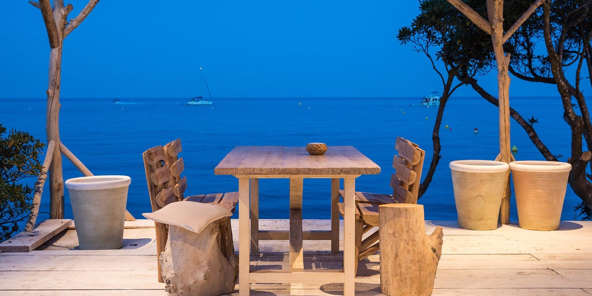 Hotel Misincu Cagnano Cap Corse Corsica Frankrijk terras tafel bankjes avond zee