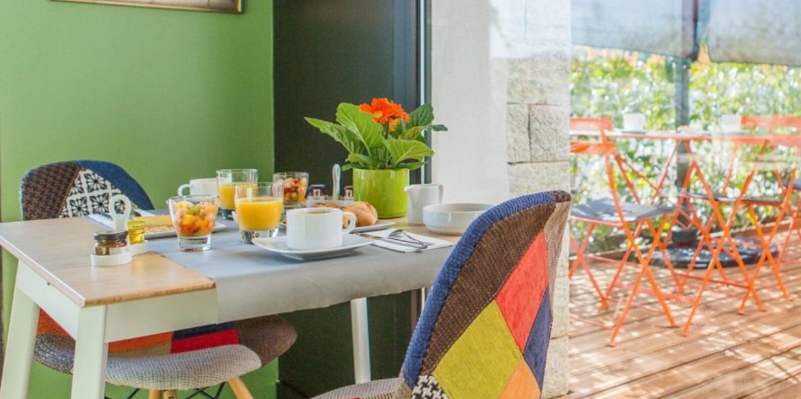 Hotel Rossi Sartène Corsica Frankrijk ontbijt kleurige stoelen serre