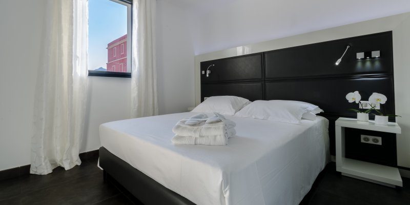 Residence L’Amiral Ile Rousse Corsica Frankrijk appartement Manureva slaapkamer badjassen badsli[ppers