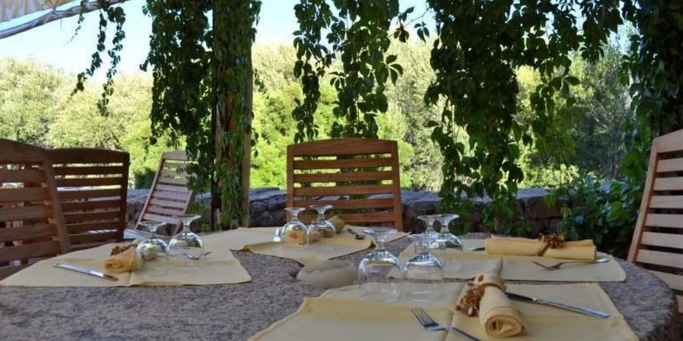 Ferme Auberge l'Aghjalle Santa Reparata di Balagna Corsica Frankrijk terras restaurant schaduw