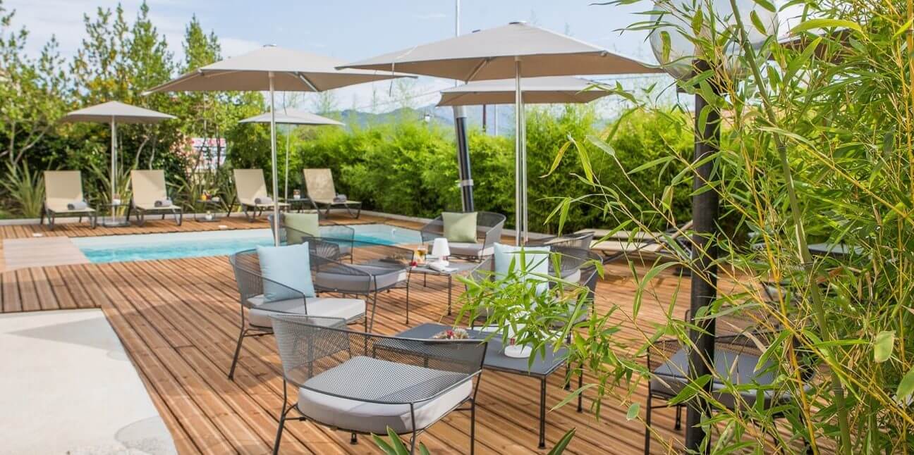 Hotel Rossi Sartène Corsica Frankrijk terras teakhout zwembad parasols