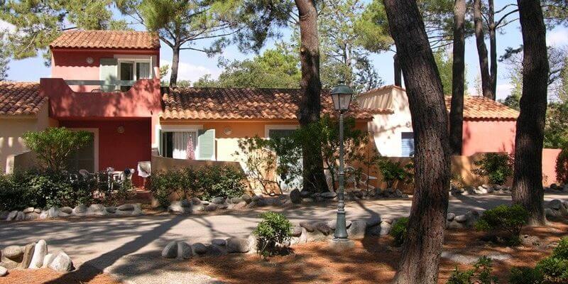 Residence Cala Bianca Borgo Lido de la Marana Corsica Frankrijk laantje appartementen verlichting