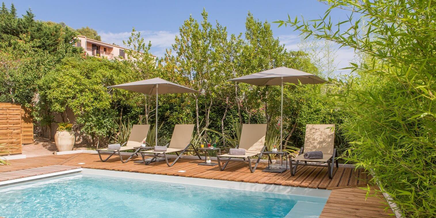 Hotel Rossi Sartène Corsica Frankrijk zwembad ligbedden parasols