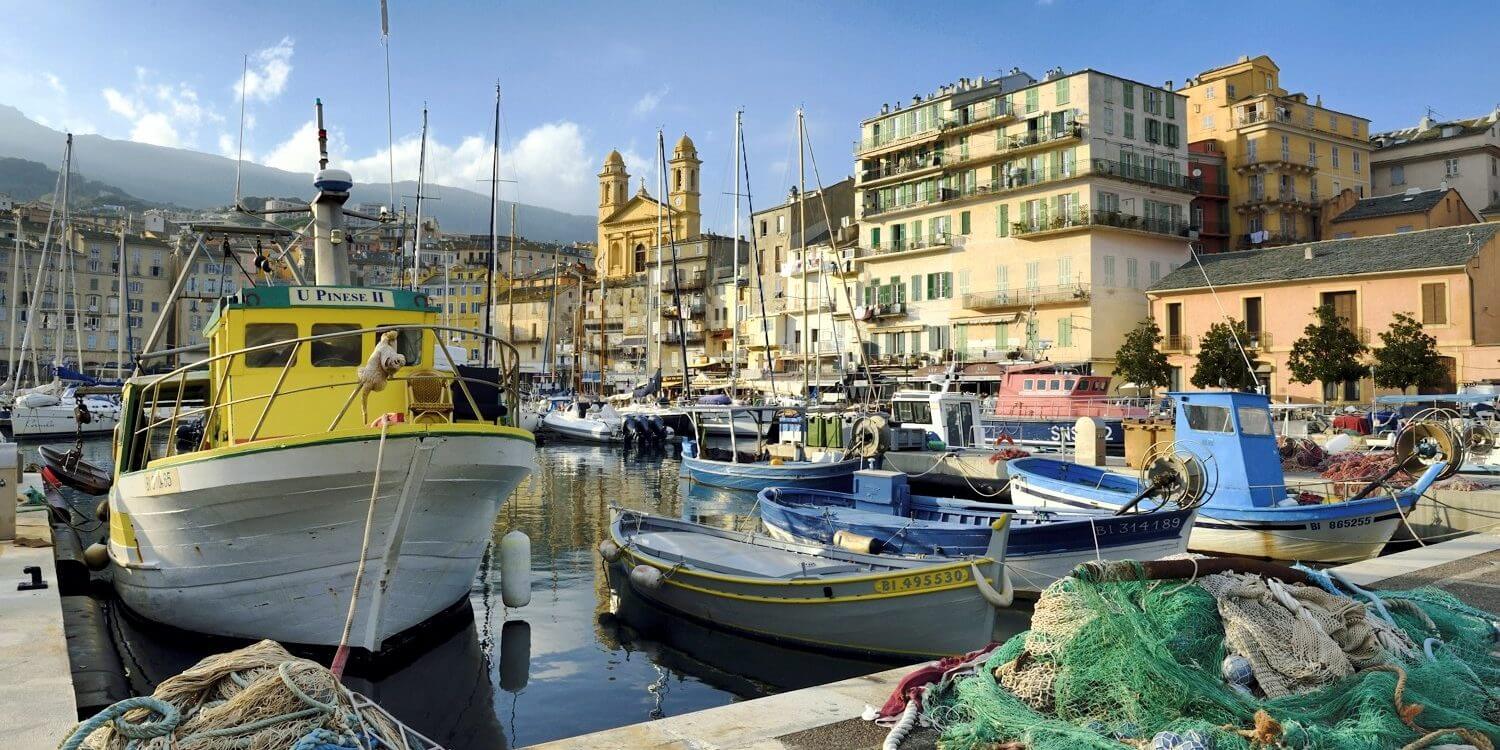 Bastia Corsica Frankrijk haven vissersboten visnetten kade