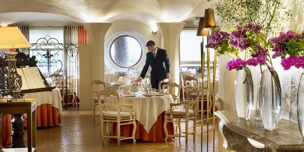 Grand Hotel Cala Rossa Porto Vecchio Corsica Frankrijk restaurant ober