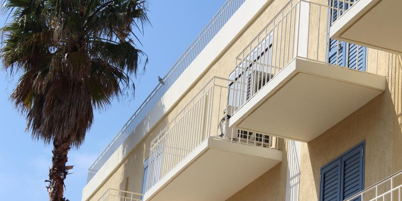 Hotel Castellu Rossu Lucciana Corsica Frankrijk balkons palmboom