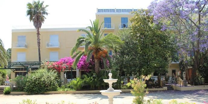 Hotel Castellu Rossu Lucciana Corsica Frankrijk entree façade palmbomen