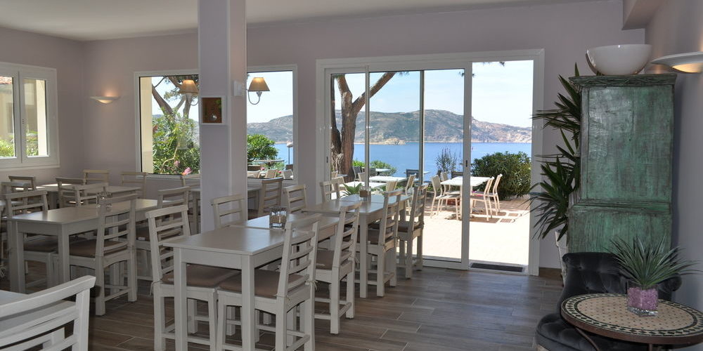 Hotel Le Saint Erasme Calvi Balagne Corsica eetzaal uitzicht terras zee