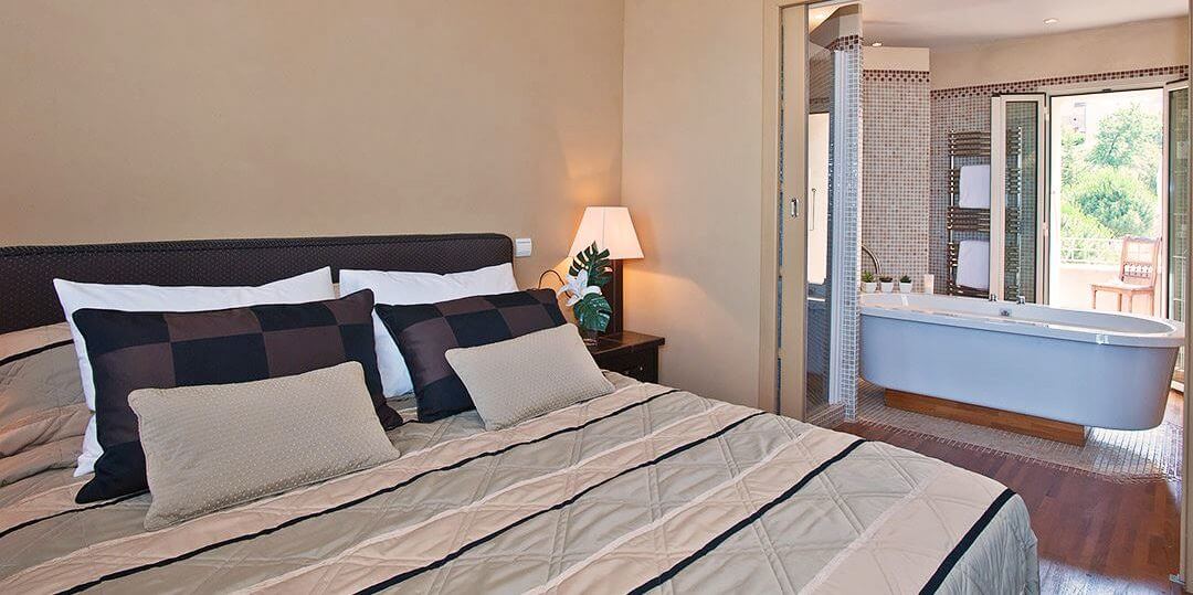 Villa Casa Santa Maria Santa-Reparata-di-Balagna Balagne Corsica Frankrijk slaapkamer badkamer en suite bad