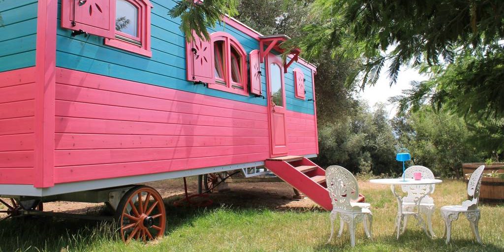 Chambres d'hotes U Cuventu di Paomia Cargese Corsica Frankrijk pipowagen roulotte tuin zitje