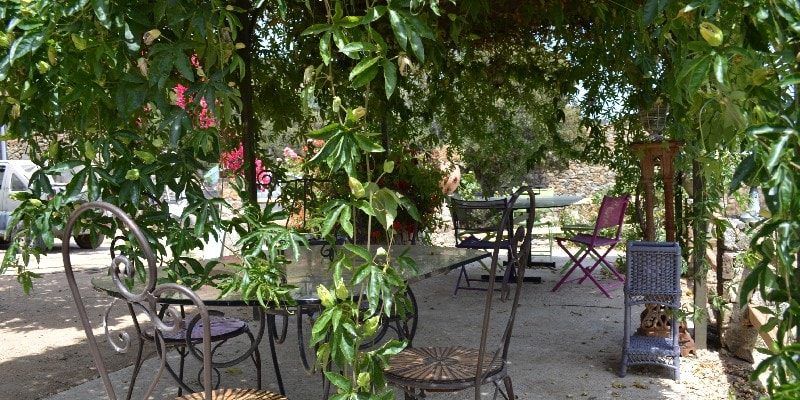 Chambres d'hotes U Cuventu di Paomia Cargese Corsica Frankrijk terras beschut tafels stoelen pergola
