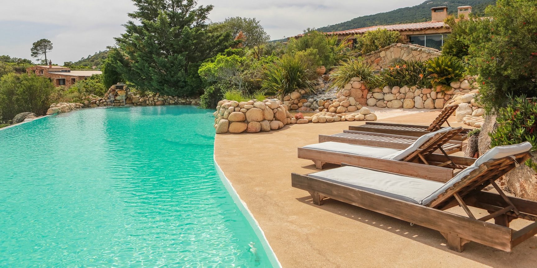 Domaine de Piscia Corsica frankrijk zwembad ligbedden infinity-pool
