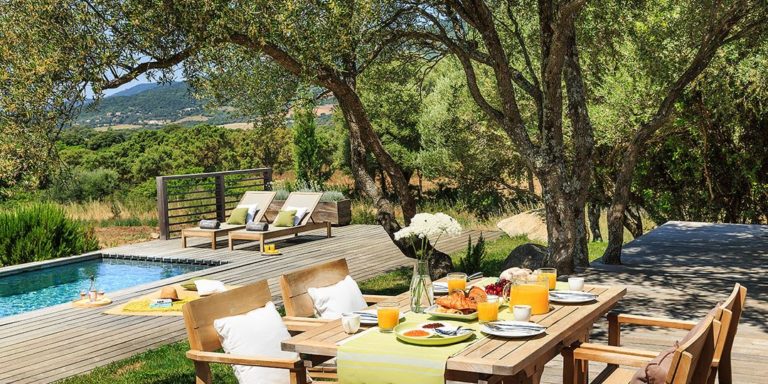 Domaine Santu Pietru Villa Alba Figari Corsica Frankrijk terras eettafel zwembad tuin bomen struiken grasveld