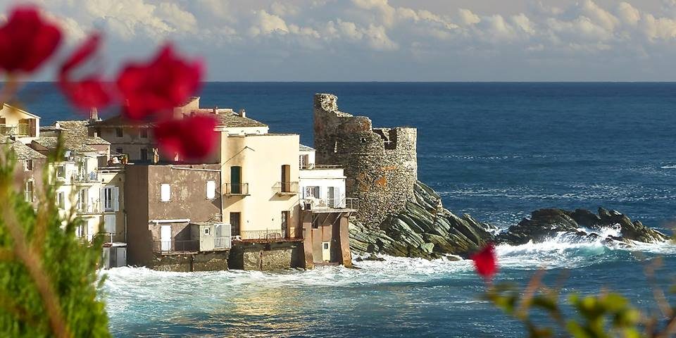 Hotel Castel Brando Erbalunga Cap Corse Corsica Frankrijk Erbalunga zee Genuese-toren branding