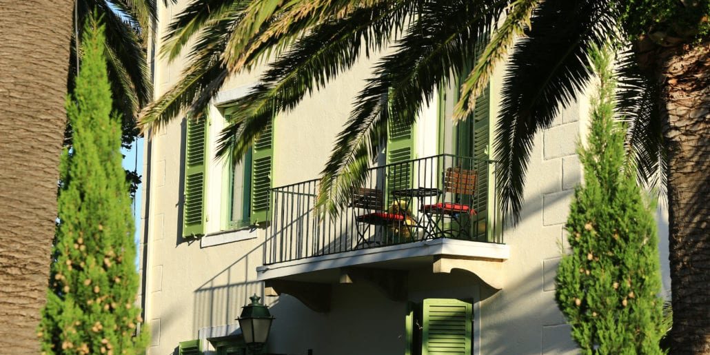 Hotel Castel Brando Erbalunga Cap Corse Corsica Frankrijk gebouw balkon tafel stoelen palmboom