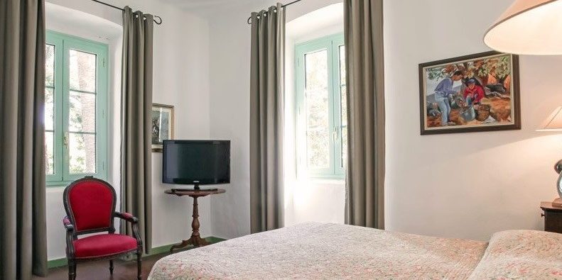 Hotel Castel Brando Erbalunga Cap Corse Corsica Frankrijk slaapkamer tweepersoonsbed quilt