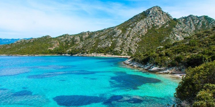 Hotel La Roya Saint-Florent Corsia Frankrijk Plage-de-Roya sentier des douaniers kust route zee rotsen
