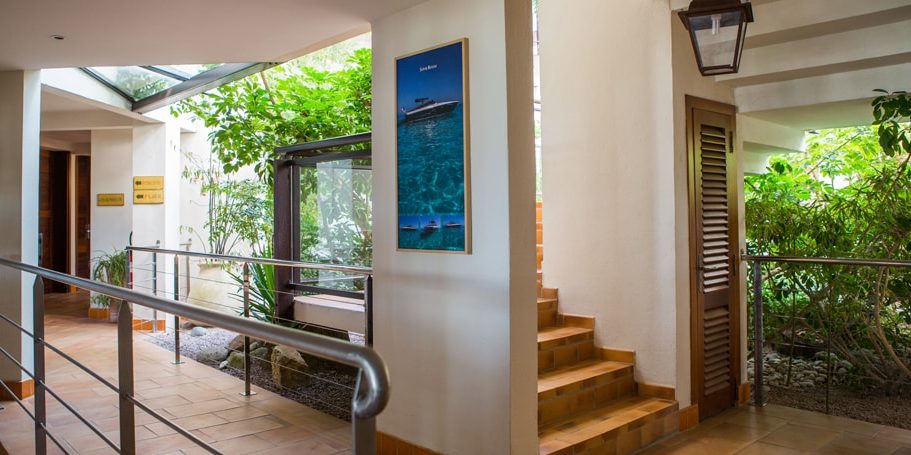 Hotel La Roya Saint-Florent Corsica Frankrijk gebouwen trap planten bomen