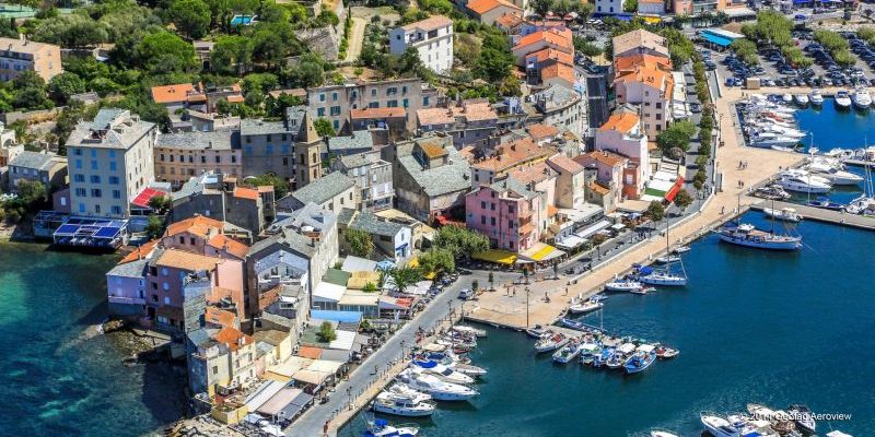 Hotel La Roya Saint-Florent Corsica Frankrijk stad haven zee huizen boten drone luchtfoto