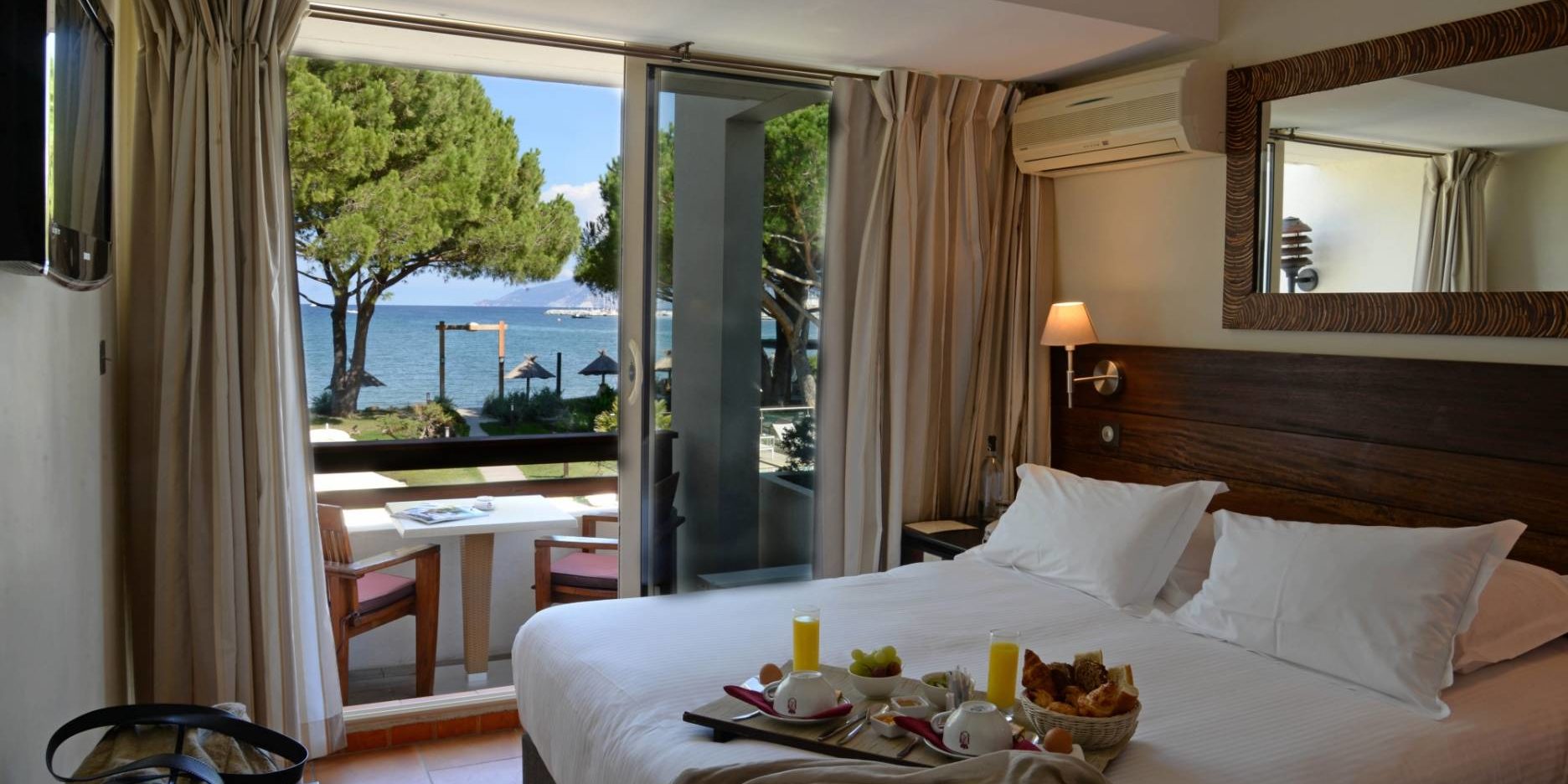 Hotel La Roya Saint-Florent Corsica Frankrijk kamer-Superieure tweepersoonsbed balkon zeezicht
