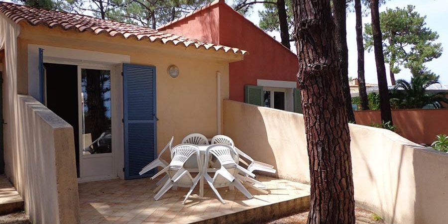 Residence Cala Bianca Borgo Corsica Frankrijk huisje terras kleurig park tuin