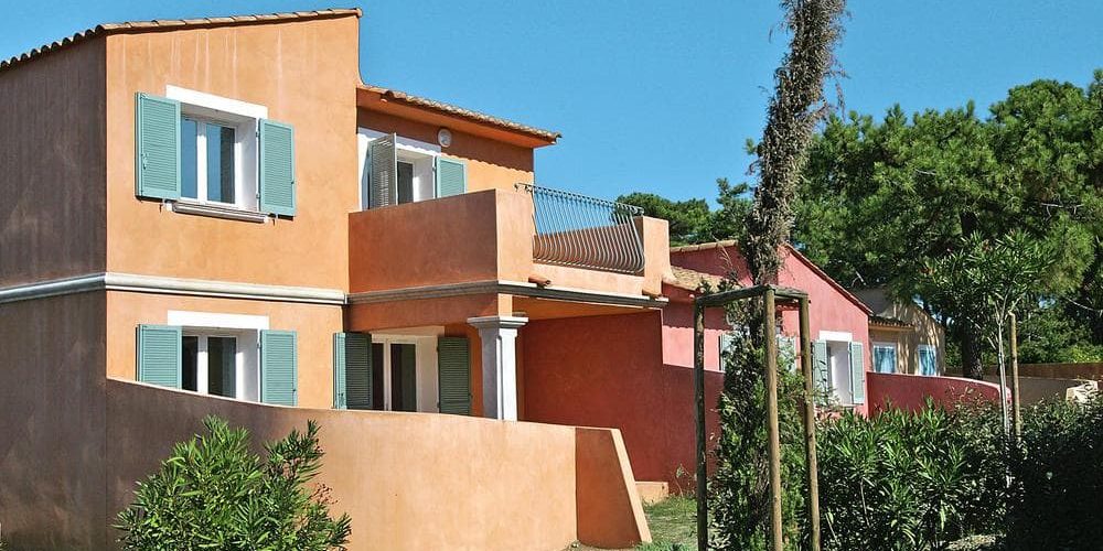 Residence Cala Bianca Borgo Corsica Frankrijk huisjes balkon terras façade tuin park