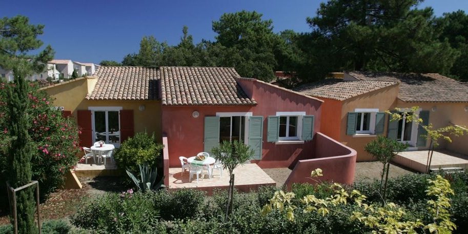 Residence Cala Bianca Borgo Corsica Frankrijk huisjes kleurig Provencaals