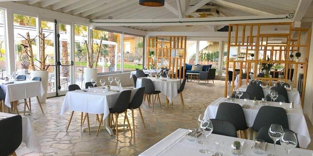 Residence U Paesolu Pinarello Sainte-Lucie-de-Porto-Vecchio Porto-Vecchio Corsica Frankrijk restaurant eetzaal tafels stoelen vloer-van-natuursteen