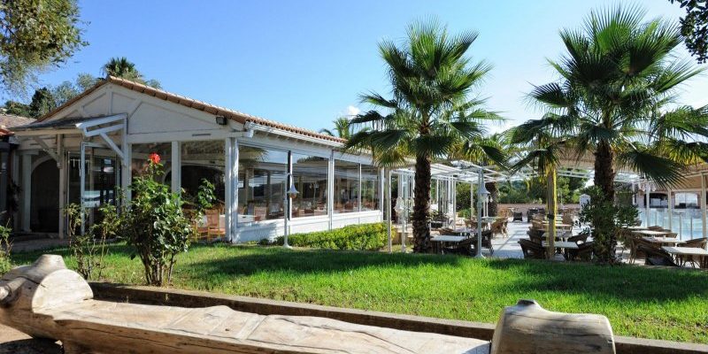 Residence U Paesolu Pinarello Sainte-Lucie-de-Porto-Vecchio Porto-Vecchio Corsica Frankrijk terras tuin park restaurant eetzaal ontbijtterras