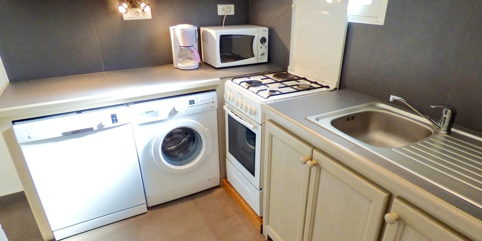 Residence U Paesolu Pinarello Sainte-Lucie-de-Porto-Vecchio Porto-Vecchio Corsica Frankrijk tweekamervilla-comfort keuken-min