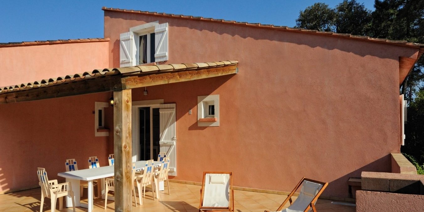 Residence U Paesolu Pinarello Sainte-Lucie-de-Porto-Vecchio Porto-Vecchio Corsica Frankrijk vierkamervilla-Comfort terras zonnestoelen