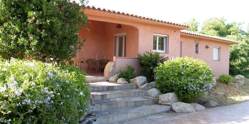 Residence U Paesolu Pinarello Sainte-Lucie-de-Porto-Vecchio Porto-Vecchio Corsica Frankrijk villa entree trap Plumbago Mannentrouw