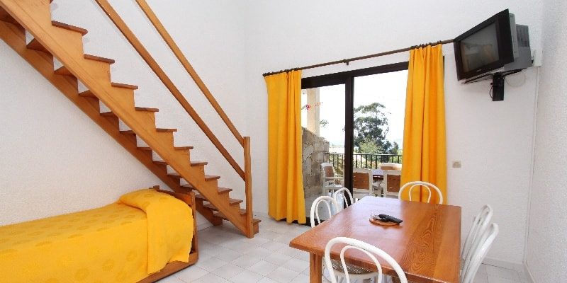 Residence maina Cargese Corsica Frankrijk appartement interieur trap eenpersoonsbed tv terras
