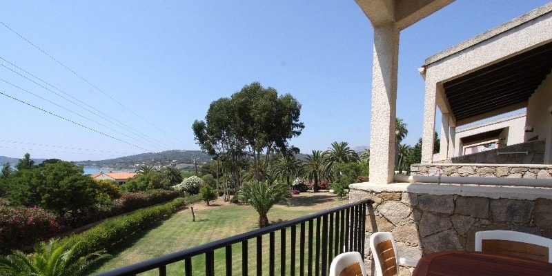 Residence maina Cargese Corsica Frankrijk appartementen balkon zitje tuin park zee