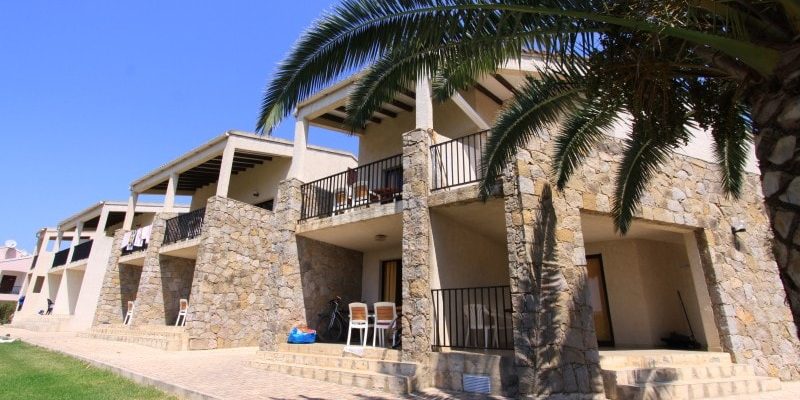 Residence maina Cargese Corsica Frankrijk appartementen façade tuin park