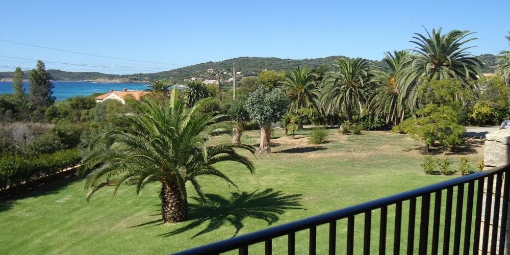 Residence maina Cargese Corsica Frankrijk appartementen park tuin palmbomen